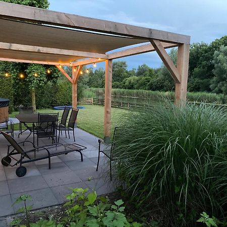Villa Riverside Met Hottub, Eigen Aanlegsteiger, Zwemtrap, Trampoline En Kano'S Zeewolde Exterior photo