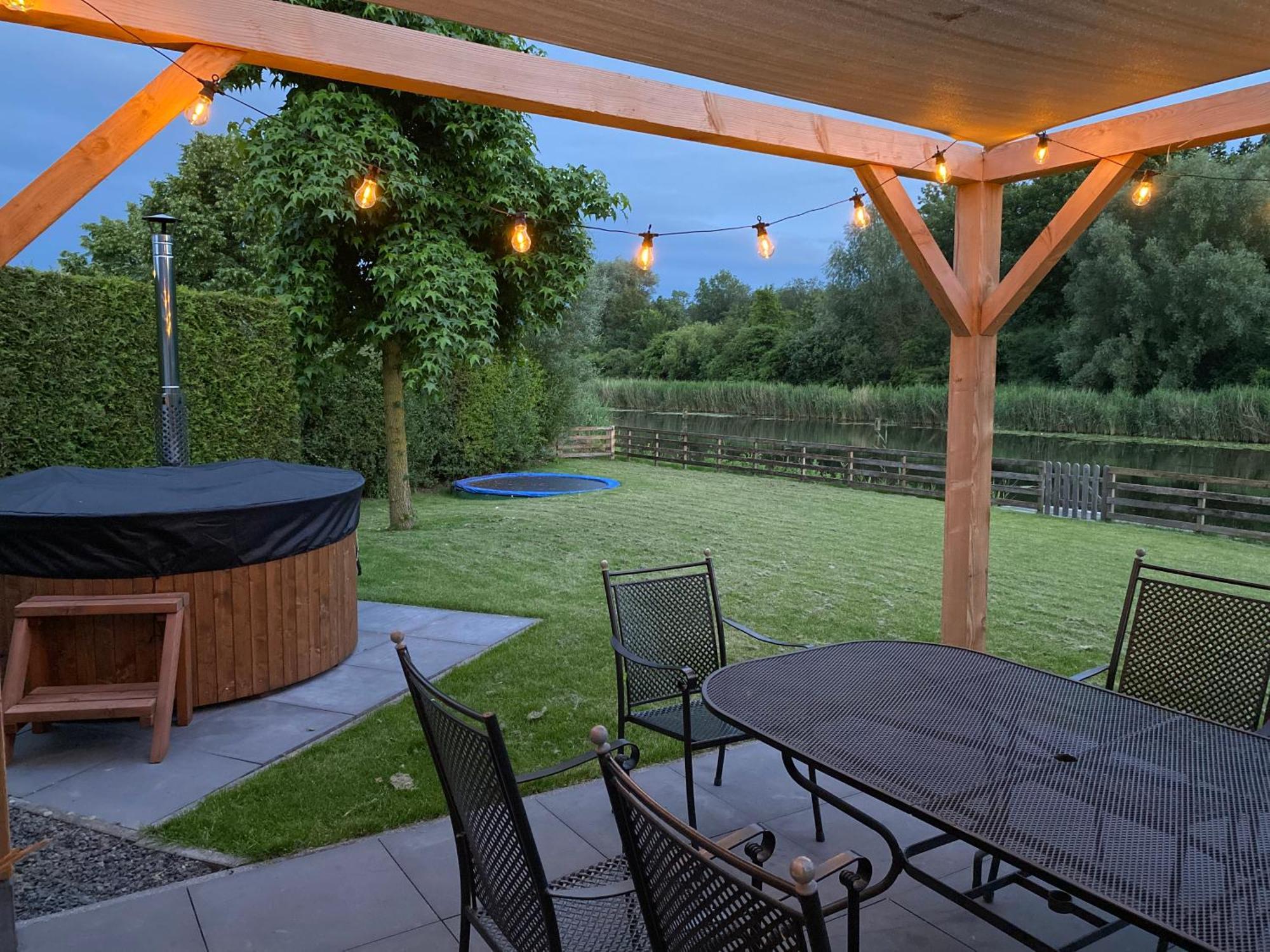 Villa Riverside Met Hottub, Eigen Aanlegsteiger, Zwemtrap, Trampoline En Kano'S Zeewolde Exterior photo